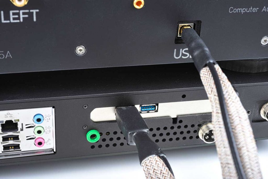 CAD Server-Streamer-Sourceplayer und Wandler CAD 1543 DAC MKII und CAT (CAD Audio Transport) - Ein USB-Wandler sollte unbedingt an diesen beiden Audio-optimierten Ports angeschlossen werden.
