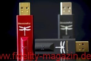 AudioQuest Dragonfly Red und Dragonfly Black - Vom DragonFly V1.2 sind DragonFly Black und DragonFly Red äußerlich nur an der Lackierung beziehungsweise den goldfarbenen Steckern zu unterscheiden.