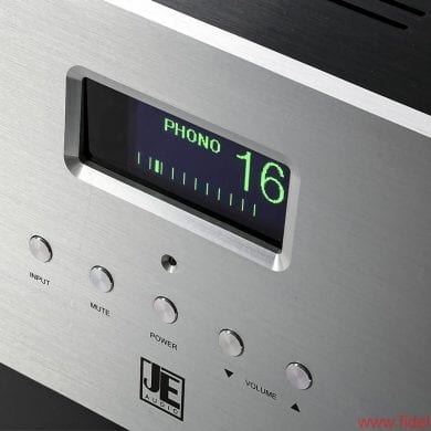 JE Audio Reference 1 Dyad S400 Das klare Display zeigt alle wichtigen aktuellen Einstellungen auf einen Blick und ist auch in Blau erhältlich