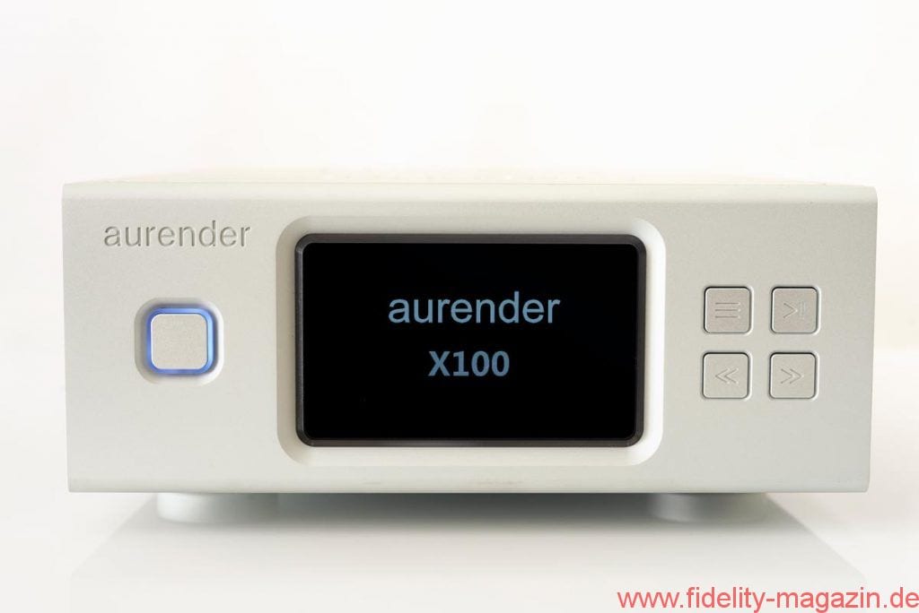 Aurender X100L Musicserver - Der X100 ist auch als Stand-alone-Maschine betreibbar: Vier Schalter für die Basisbedienung sind vorhanden. Das hochauflösende AMOLED-Display liefert Informationen zum angeschlossenen USB-DAC und zeigt die Metadaten das aktuellen Titels – oder zeigt eines von zwei virtuellen VU-Metern.