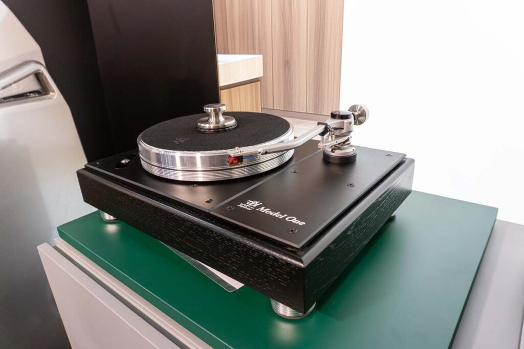 high-end-2025-analog-001