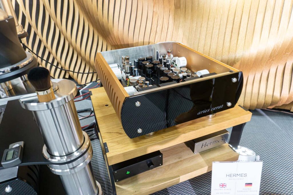 high-end-2025-analog-012