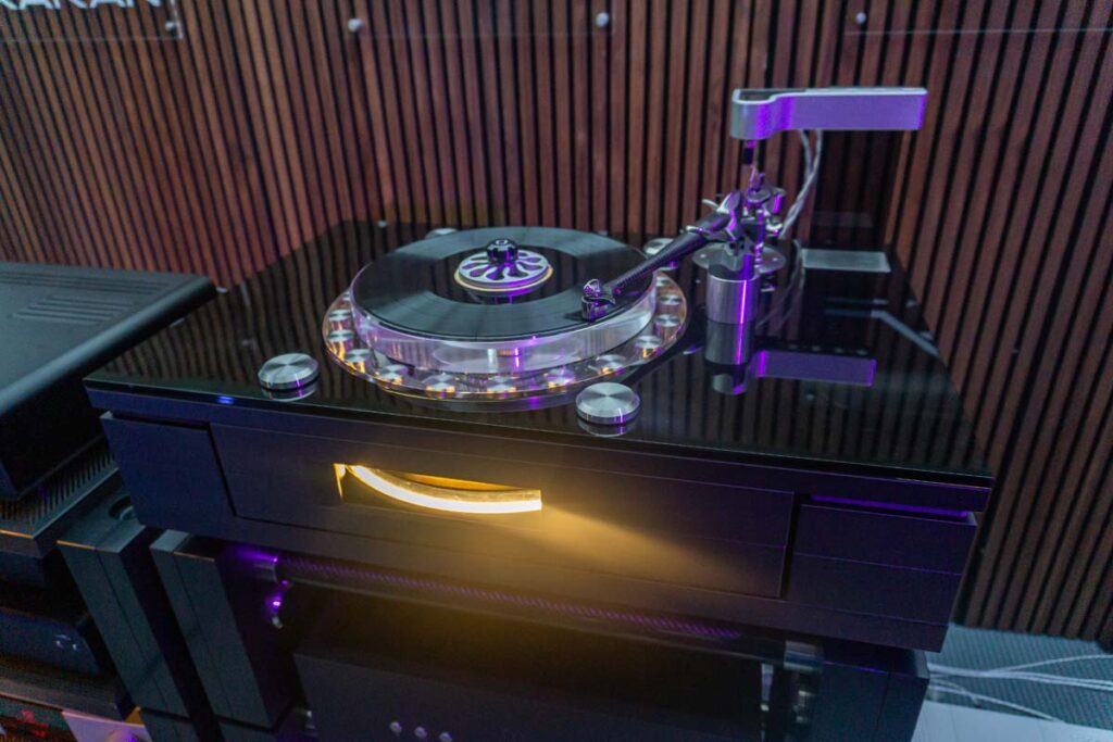 high-end-2025-analog-018