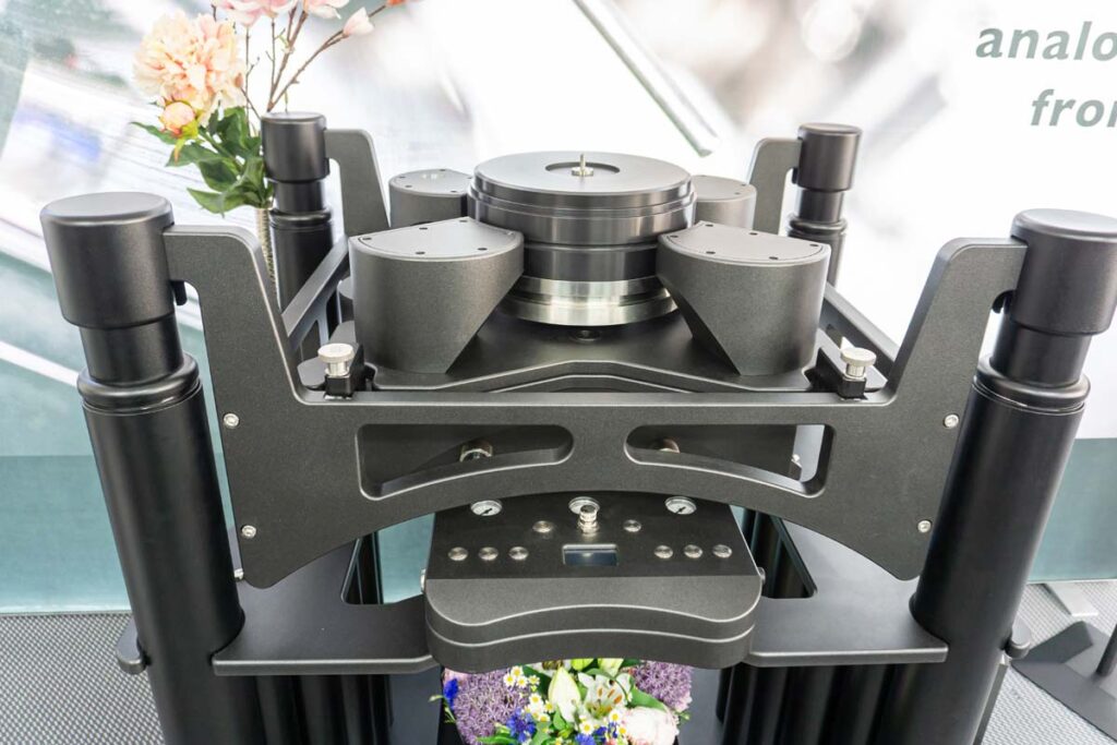 high-end-2025-analog-037