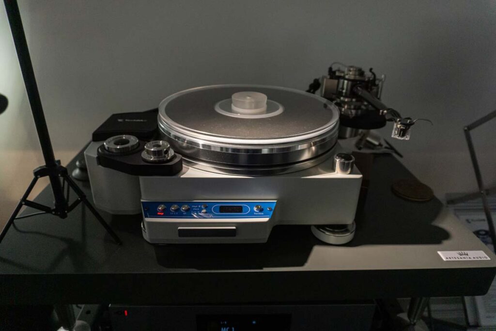 high-end-2025-analog-043