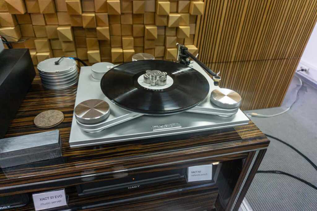 high-end-2025-analog-048