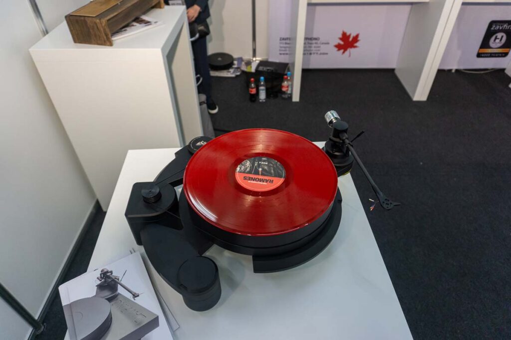 high-end-2025-analog-067