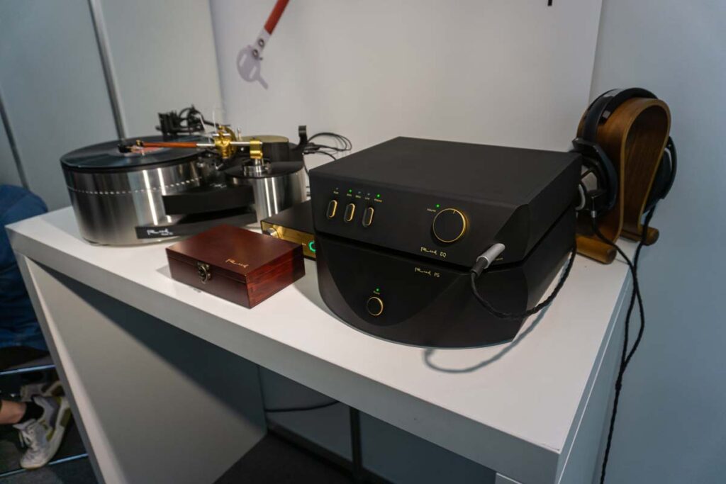 high-end-2025-analog-079