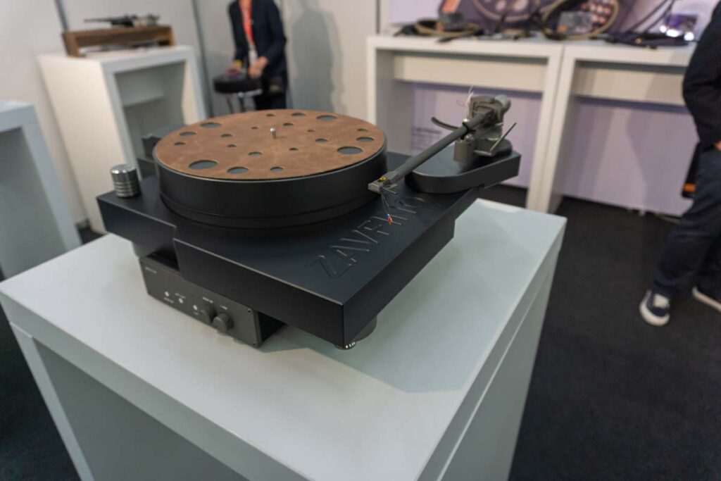 high-end-2025-analog-081