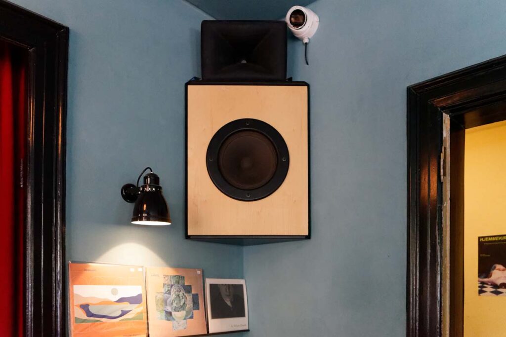 sort-kaffe-og-vinyl-04