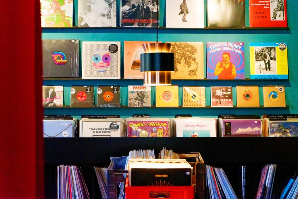 sort-kaffe-og-vinyl-05