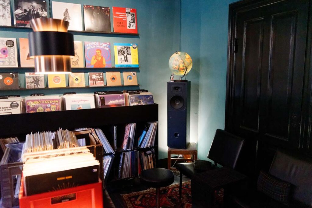 sort-kaffe-og-vinyl-07