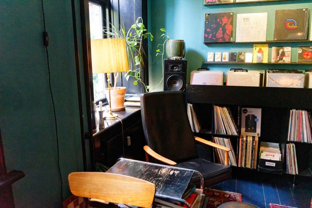 sort-kaffe-og-vinyl-08