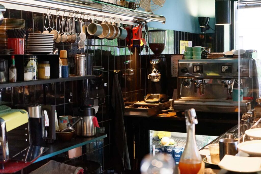 sort-kaffe-og-vinyl-15