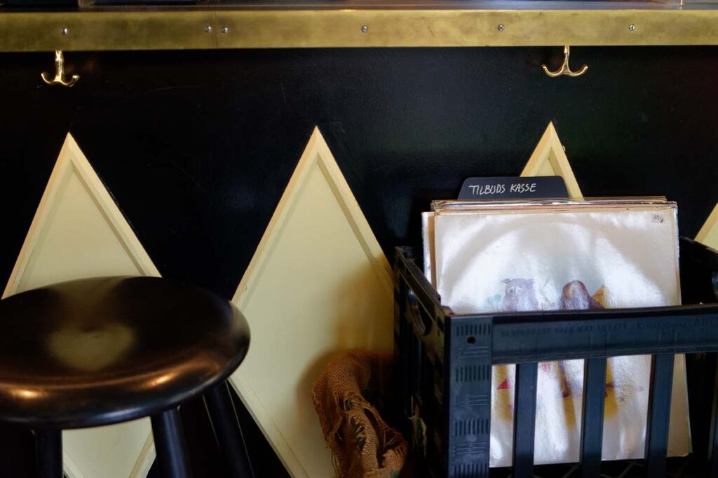 sort-kaffe-og-vinyl-18