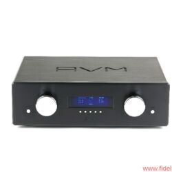 AVM Ovation Series PA8 + SA8.2 - Mini-Kino: Sofern mit Röhrenausgangsstufe bestückt, erscheint ein nettes "Warm up" im Display des PA8