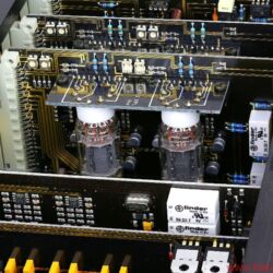 AVM Ovation Series PA8 + SA8.2 - Symmetrische Röhrenausgangsstufe im PA8: Die Gläser vom Typ 803T werden vom Spezialisten JJ zugeliefert.