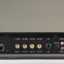Audiodata in Who is Who in High Fidelity - Das Ergebnis, ein Computer in Form einer High-End-Komponente mit dem Namen AudioVolver, stellt laut Schippers „die Weiterentwicklung des Lautsprechers mit anderen Mitteln“ dar. The result, a computer in the form of a highend component with the name AudioVolver, represented “the evolution of the loudspeaker through other means,” according to Schippers.