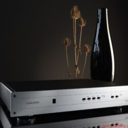 Audiodata in Who is Who in High Fidelity - Das Ergebnis, ein Computer in Form einer High-End-Komponente mit dem Namen AudioVolver, stellt laut Schippers „die Weiterentwicklung des Lautsprechers mit anderen Mitteln“ dar. The result, a computer in the form of a highend component with the name AudioVolver, represented “the evolution of the loudspeaker through other means,” according to Schippers.