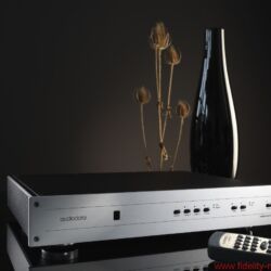 Audiodata in Who is Who in High Fidelity - Das Ergebnis, ein Computer in Form einer High-End-Komponente mit dem Namen AudioVolver, stellt laut Schippers „die Weiterentwicklung des Lautsprechers mit anderen Mitteln“ dar. The result, a computer in the form of a highend component with the name AudioVolver, represented “the evolution of the loudspeaker through other means,” according to Schippers.