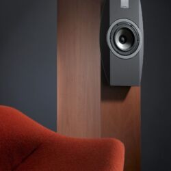 Audiodata in Who is Who in High Fidelity - Der in Zusammenarbeit mit dem norwegischen Chassishersteller SEAS entwickelte Koaxialtreiber gewährleistet ein perfekt symmetrisches Abstrahlverhalten. The coax driver developed in collaboration with the Norwegian supplier SEAS offers perfectly symmetrical sound dispersion.