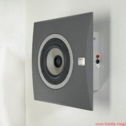 Audiodata in Who is Who in High Fidelity - Der in Zusammenarbeit mit dem norwegischen Chassishersteller SEAS entwickelte Koaxialtreiber gewährleistet ein perfekt symmetrisches Abstrahlverhalten. The coax driver developed in collaboration with the Norwegian supplier SEAS offers perfectly symmetrical sound dispersion.