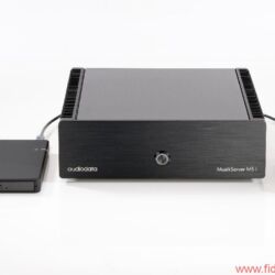Audiodata in Who is Who in High Fidelity - Für die Ausstattung der Musikserver stehen den Kunden verschiedene Gehäusefrontplatten, Kabel, Festplatten und Softwarepakete zur Auswahl. Customers can choose from a variety of front panels, cables, hard drives and software packages to outfit their music servers.