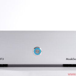 Audiodata in Who is Who in High Fidelity - Für die Ausstattung der Musikserver stehen den Kunden verschiedene Gehäusefrontplatten, Kabel, Festplatten und Softwarepakete zur Auswahl. Customers can choose from a variety of front panels, cables, hard drives and software packages to outfit their music servers.
