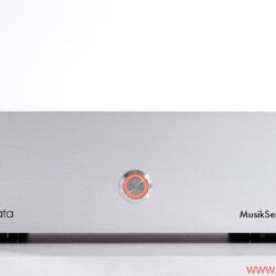 Audiodata in Who is Who in High Fidelity - Für die Ausstattung der Musikserver stehen den Kunden verschiedene Gehäusefrontplatten, Kabel, Festplatten und Softwarepakete zur Auswahl. Customers can choose from a variety of front panels, cables, hard drives and software packages to outfit their music servers.