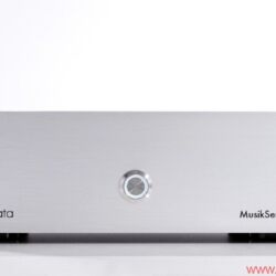 Audiodata in Who is Who in High Fidelity - Für die Ausstattung der Musikserver stehen den Kunden verschiedene Gehäusefrontplatten, Kabel, Festplatten und Softwarepakete zur Auswahl. Customers can choose from a variety of front panels, cables, hard drives and software packages to outfit their music servers.