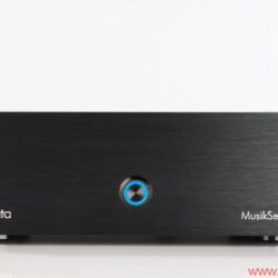 Audiodata in Who is Who in High Fidelity - Für die Ausstattung der Musikserver stehen den Kunden verschiedene Gehäusefrontplatten, Kabel, Festplatten und Softwarepakete zur Auswahl. Customers can choose from a variety of front panels, cables, hard drives and software packages to outfit their music servers.