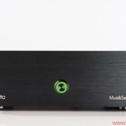 Audiodata in Who is Who in High Fidelity - Für die Ausstattung der Musikserver stehen den Kunden verschiedene Gehäusefrontplatten, Kabel, Festplatten und Softwarepakete zur Auswahl. Customers can choose from a variety of front panels, cables, hard drives and software packages to outfit their music servers.