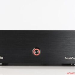 Audiodata in Who is Who in High Fidelity - Für die Ausstattung der Musikserver stehen den Kunden verschiedene Gehäusefrontplatten, Kabel, Festplatten und Softwarepakete zur Auswahl. Customers can choose from a variety of front panels, cables, hard drives and software packages to outfit their music servers.