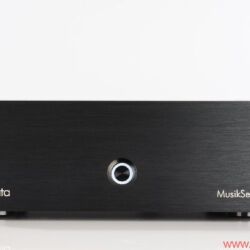 Audiodata in Who is Who in High Fidelity - Für die Ausstattung der Musikserver stehen den Kunden verschiedene Gehäusefrontplatten, Kabel, Festplatten und Softwarepakete zur Auswahl. Customers can choose from a variety of front panels, cables, hard drives and software packages to outfit their music servers.