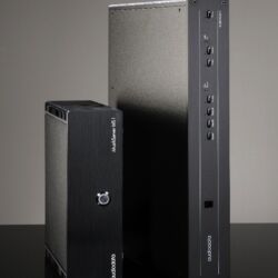 Audiodata in Who is Who in High Fidelity - Für die Ausstattung der Musikserver stehen den Kunden verschiedene Gehäusefrontplatten, Kabel, Festplatten und Softwarepakete zur Auswahl. Customers can choose from a variety of front panels, cables, hard drives and software packages to outfit their music servers.