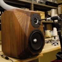 Kontrolle ist besser: hier das Modell Astera mit maßgeschneiderten Treibern auf dem kleinen Prüfstand Diapason Firmenreportage