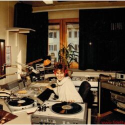 EMT in Who Is Who In High Fidelity - Der EMT 930 entpuppte sich als Verkaufserfolg, nicht wenige Exemplare sind noch heute im täglichen Einsatz, oft in „historisch-audiophilem“ Kontext – oder im Wohnzimmer eines stilbewussten Highenders. The EMT 930 turned out to be a big seller and lots of them are still used today, often in a „historical audiophile“ context, or the home of a styleconscious high-ender.