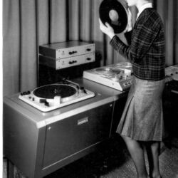 EMT in Who Is Who In High Fidelity - Die fünfziger Jahre brachten neuen Aufschwung für EMT, zudem ging das Unternehmen eine enge Partnerschaft mit den Kollegen von Studer aus der Schweiz ein. The 1950s were a time of new-found prosperity for EMT and the company also entered into a close partnership with Swiss company Studer.