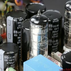 EternalArts KHV TT Professional - Triode und Pentode sind in der PCL86 vereint ’ die Haltron 6074 sorgt für Spannungsstabilisierung