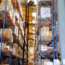 Focal Firmenreportage - Balanceakt mit Gabelstapler: Das Hochlager hat seinen Namen verdient. Fast jedes Produkt ist ab Werk lieferbar