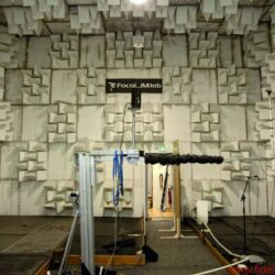 Focal Firmenreportage - Vor und nach dem Hörtest: Focal besitzt selbstverständlich auch einen großen reflexionsarmen Messraum