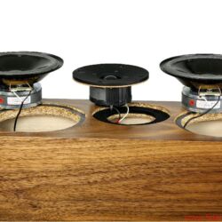 Living Voice Avatar IBX-R2 und OBX-R2 - Auch die interne Weiche bietet selbst gewickelte Luftspulen und Hovland-Caps. Die Schallwand umfasst ein bewährtes Chassis-Ensemble