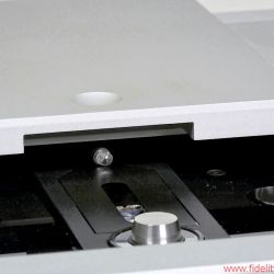 Metronome Technologie CD8T Signature - Die Edelstahlspindel implantiert Metronome dem Philips-Laufwerk. Im Hintergrund die blaue LED
