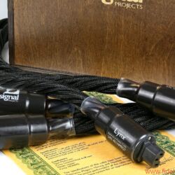 Signal Projects Lynx-Serie - Zuglast und Zopfmuster: Trotz enormer Dimensionierung sind die dicken Netzkabel in der Praxis verblüffend flexibel