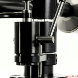 Von Helikopterrotoren inspiriert: zwei Stahlfedern als spielfreies Tonarmlager, zum Patent angemeldet