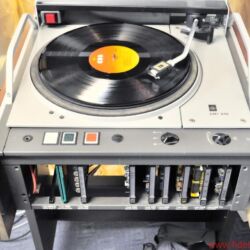EMT 948 und Tondose - EMT 948: schlicht‚ grau und technisch‚ aber mit allem ausgestattet‚ was die Wiedergabe von Vinyl erfordert