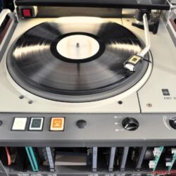 EMT 948 und Tondose - EMT 948: schlicht‚ grau und technisch‚ aber mit allem ausgestattet‚ was die Wiedergabe von Vinyl erfordert