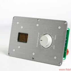 Ein zweiter, regelbarer AMT auf der Rückseite gleicht einen möglichen Hochton-Energiemangel im Raum aus