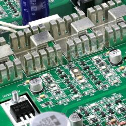 Bryston BHA-1 Phonon SBM-02 - Tonstudio-Gene: Sehr viel aufwendiger kann man einen Kopfhörerverstärker sinnvollerweise nicht bauen