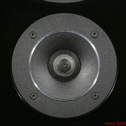 Canton Reference 7 K - Eine kleine Abdeckung vor der Hochtonkalotte bewirkt eine Linearisierung des Frequenzgangs